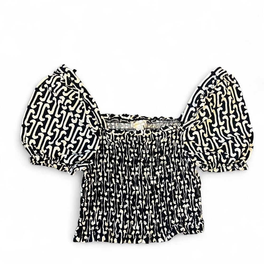 Black and white crop top with puffy sleeves and stretchy waist. Womens large.